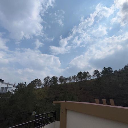 Xtsy Travellers Hostel 실롱 외부 사진
