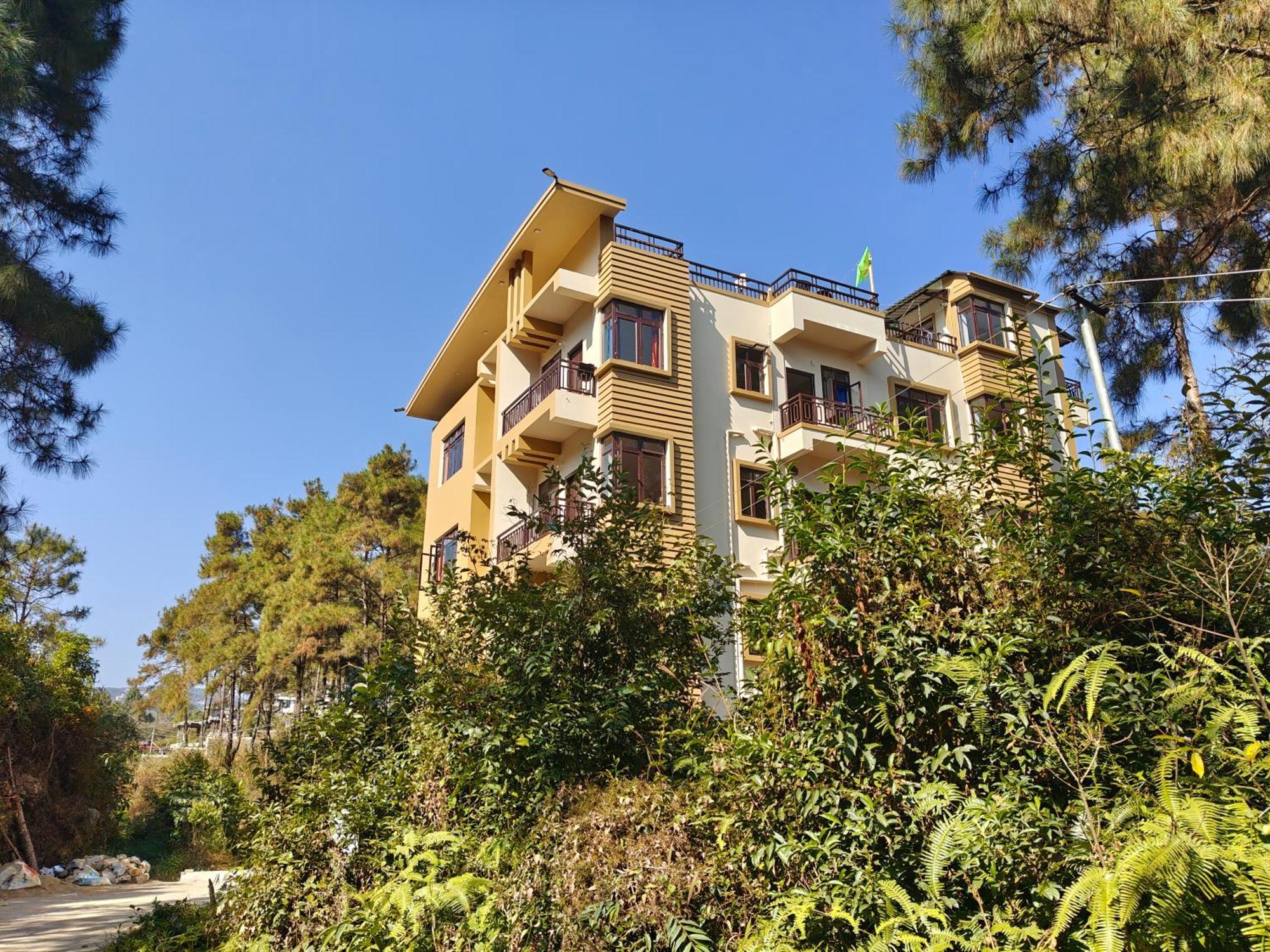 Xtsy Travellers Hostel 실롱 외부 사진