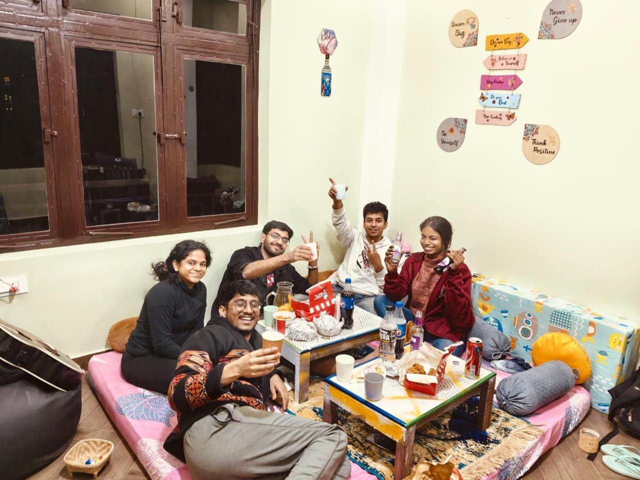 Xtsy Travellers Hostel 실롱 외부 사진