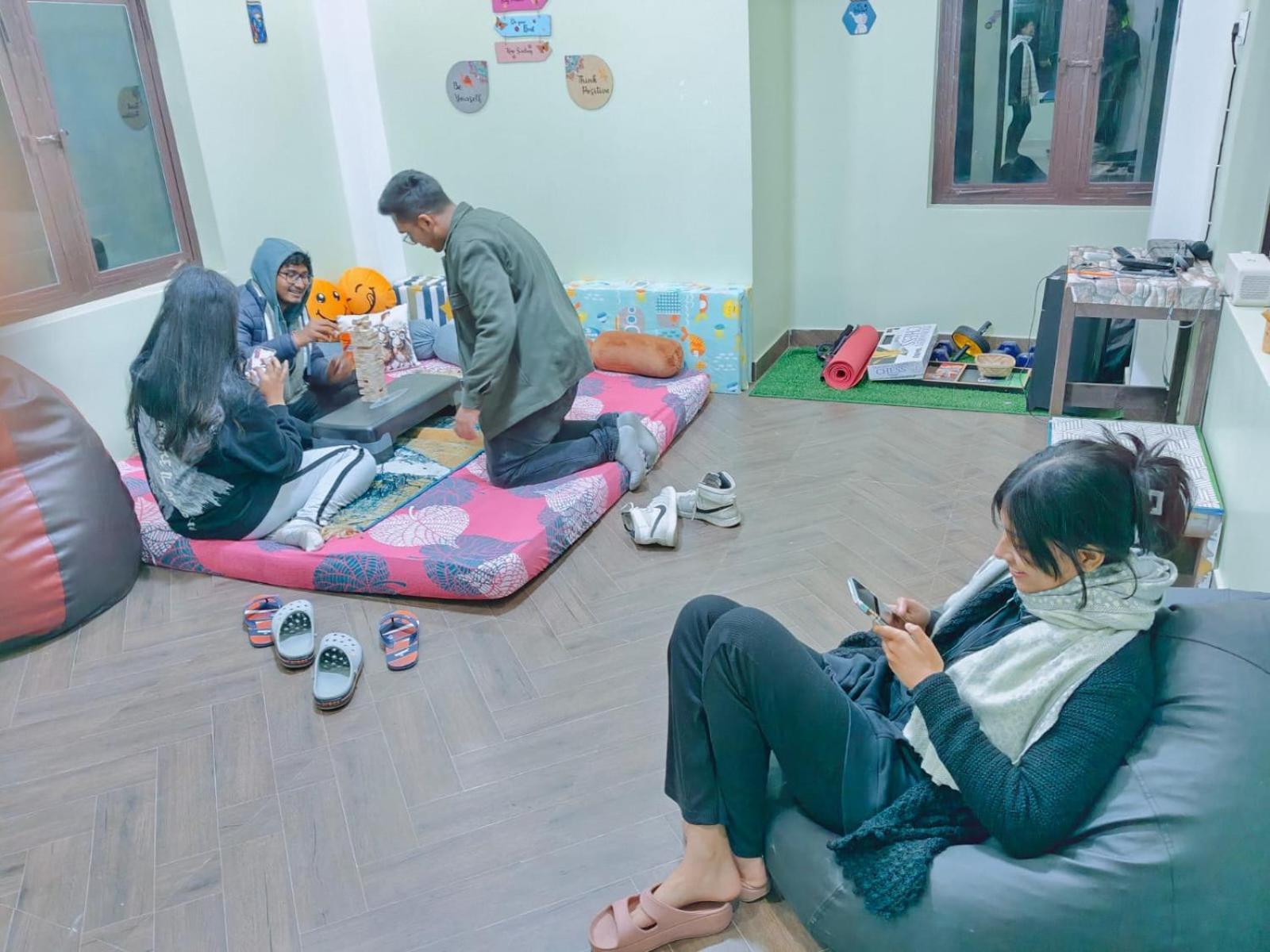 Xtsy Travellers Hostel 실롱 외부 사진