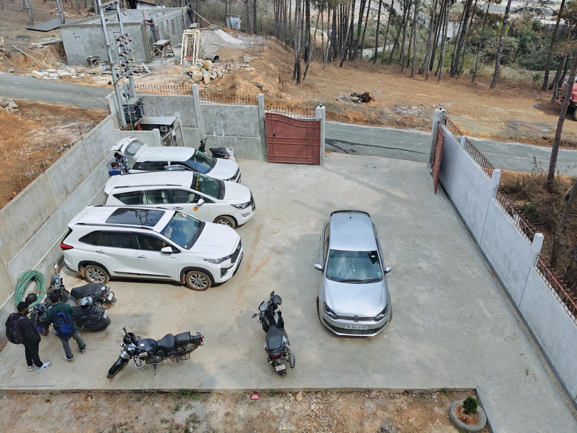 Xtsy Travellers Hostel 실롱 외부 사진
