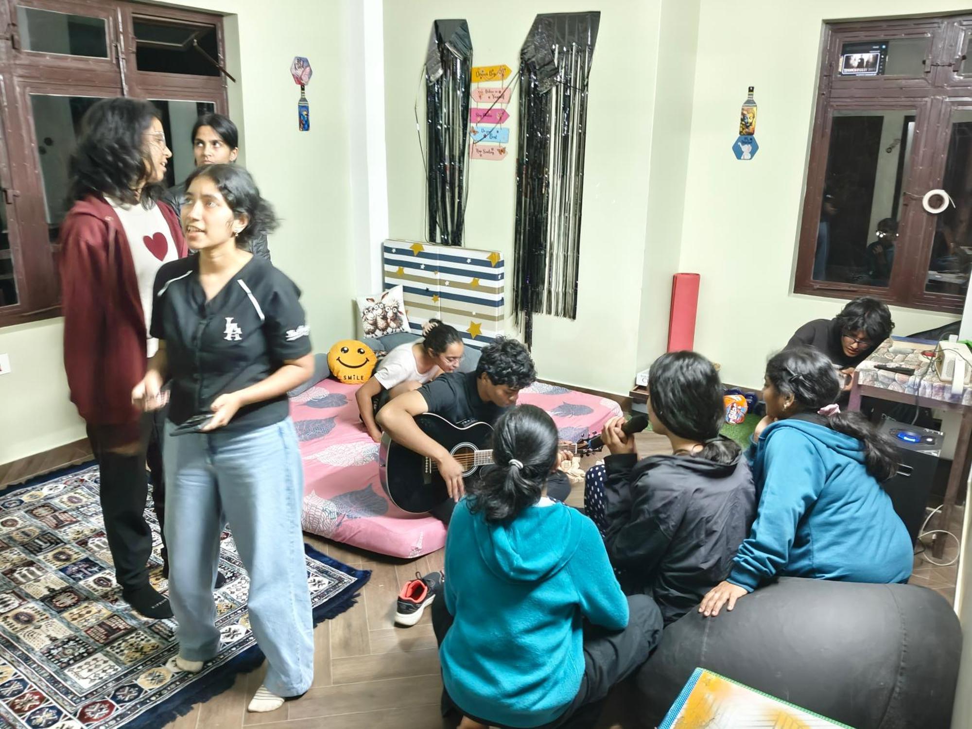 Xtsy Travellers Hostel 실롱 외부 사진