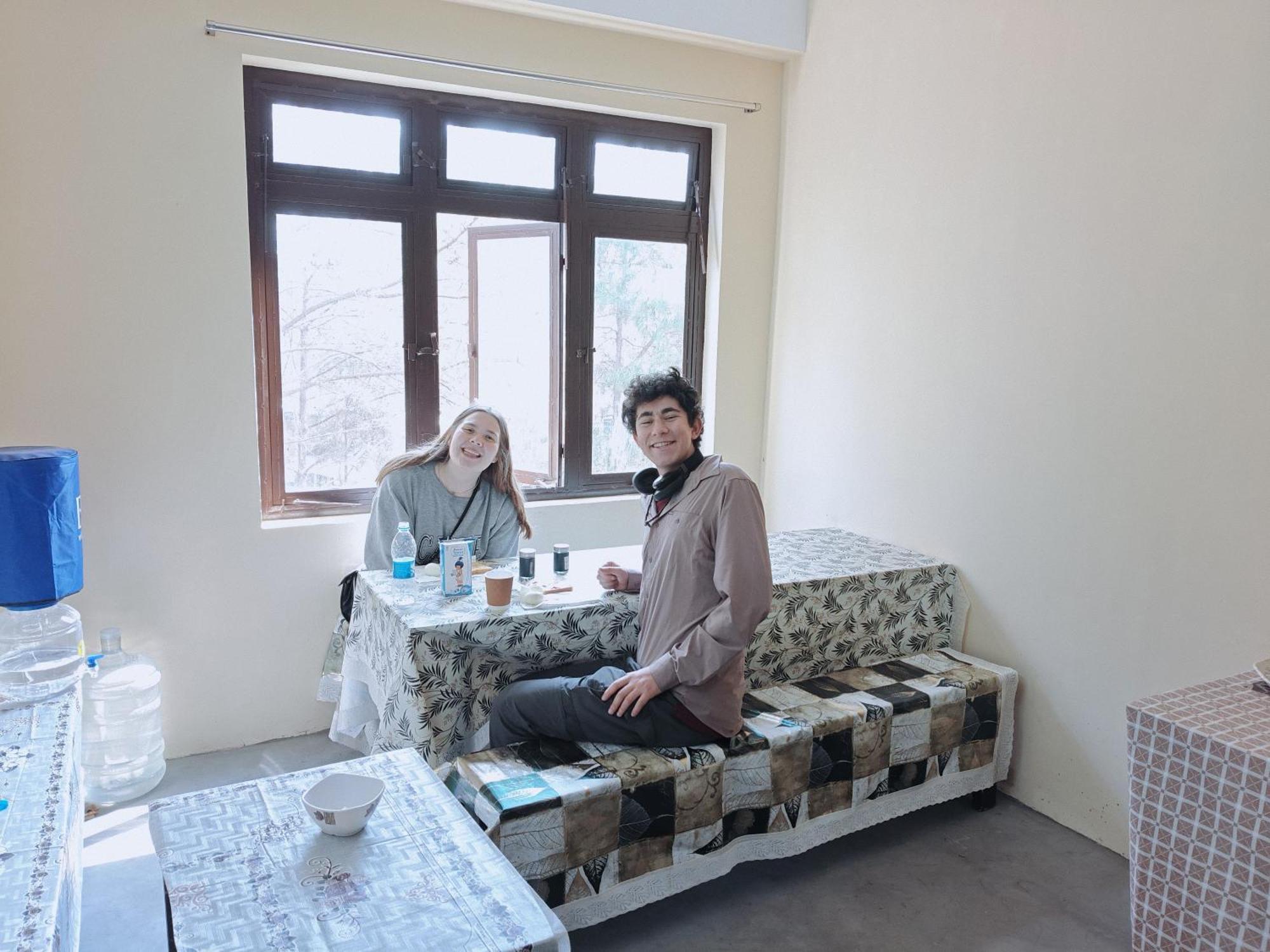 Xtsy Travellers Hostel 실롱 외부 사진