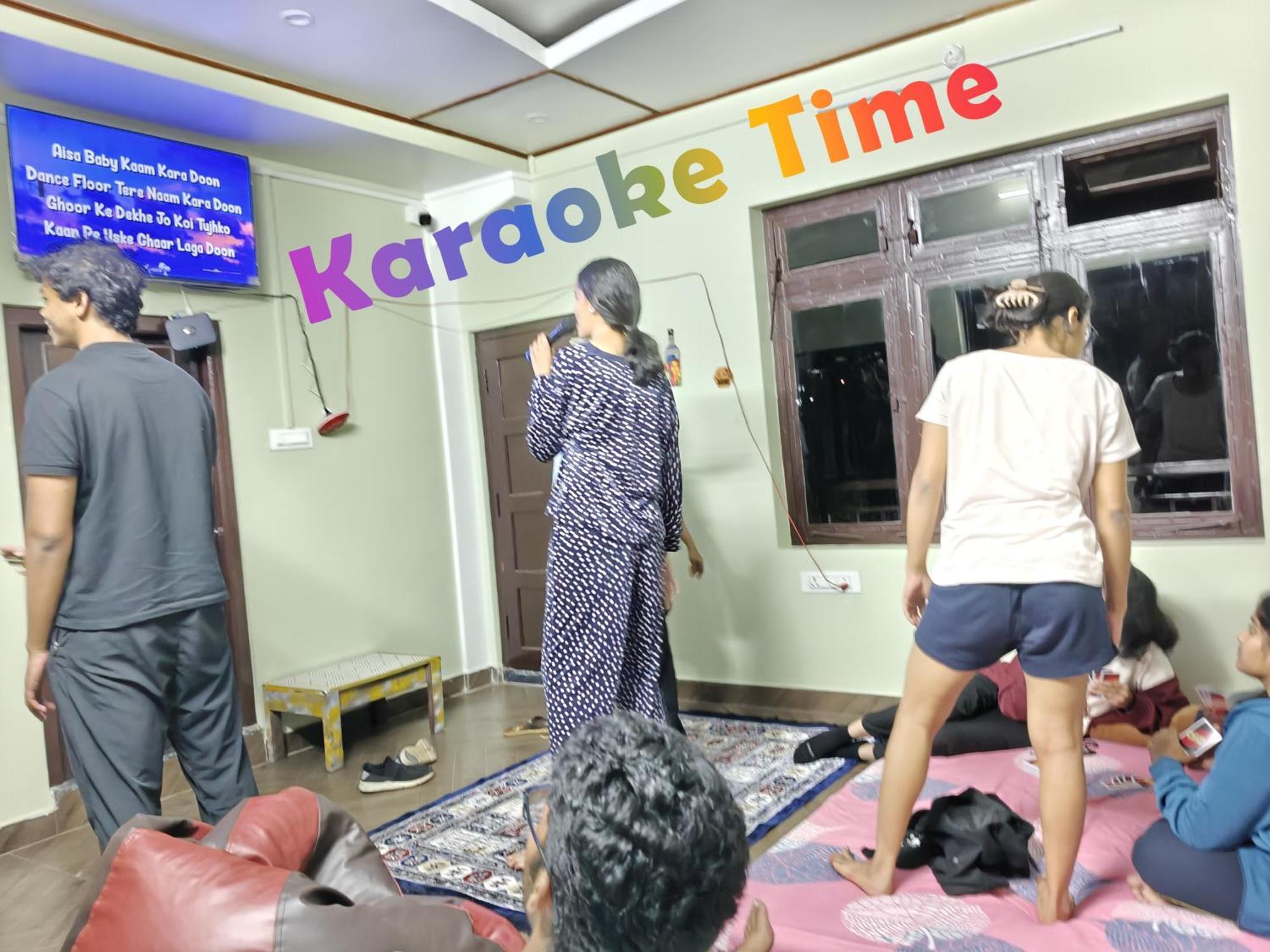 Xtsy Travellers Hostel 실롱 외부 사진