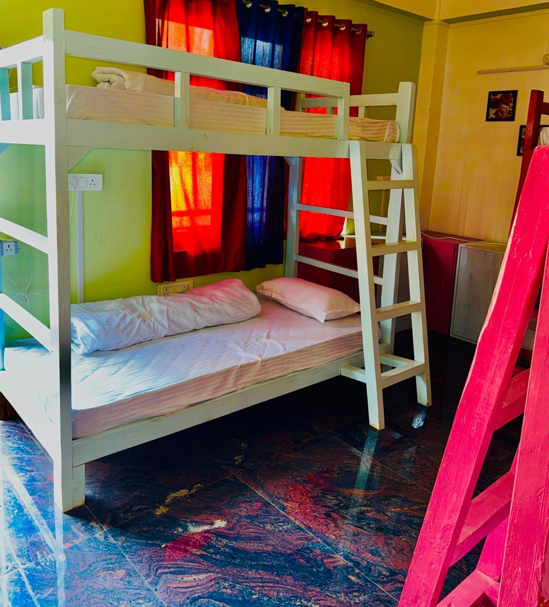 Xtsy Travellers Hostel 실롱 외부 사진