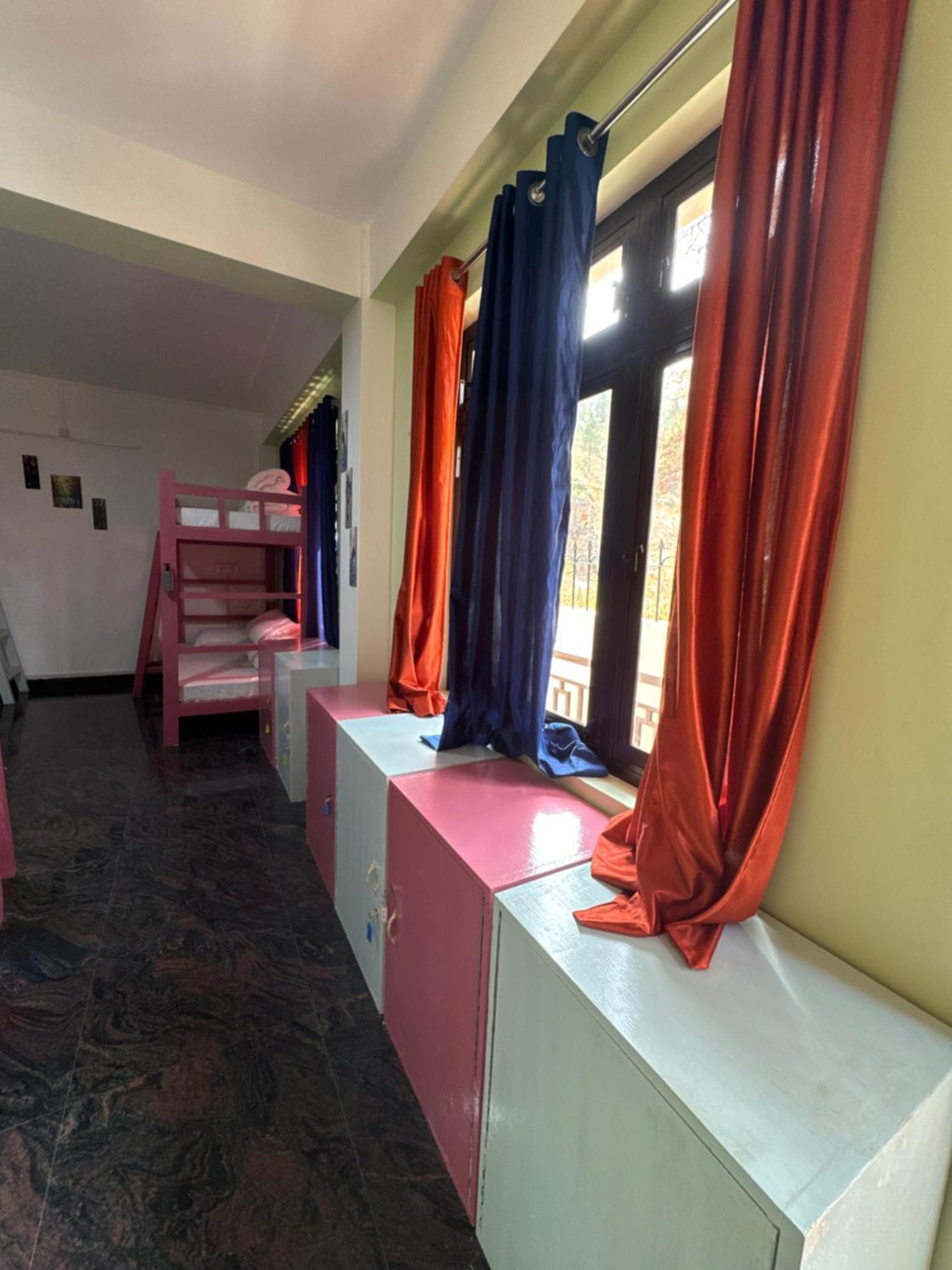 Xtsy Travellers Hostel 실롱 외부 사진