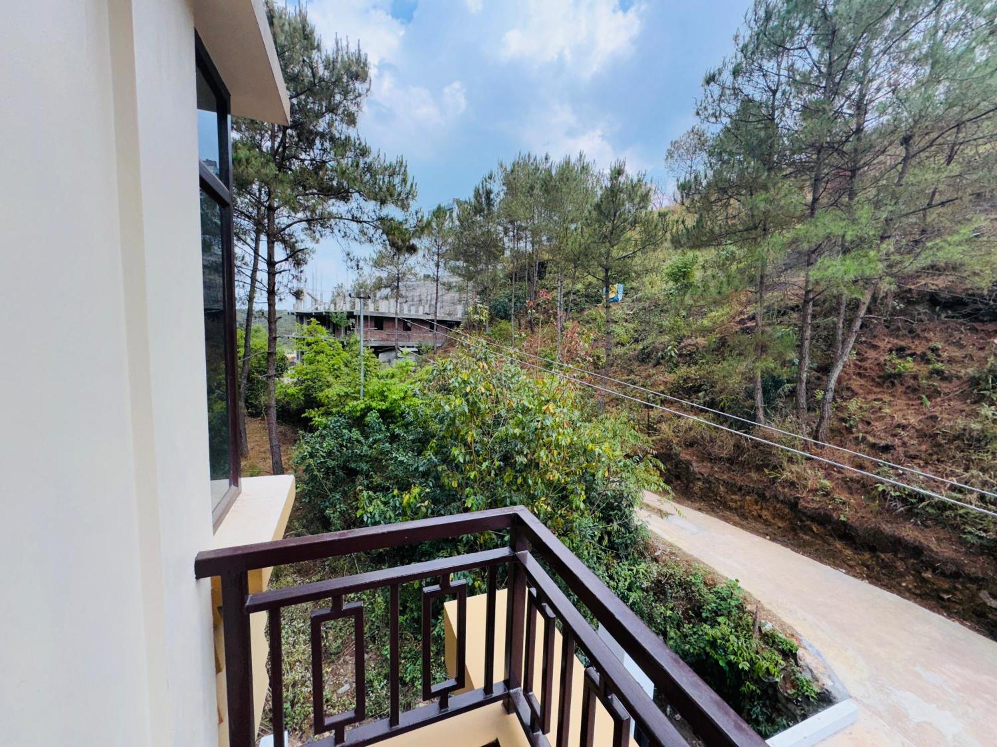 Xtsy Travellers Hostel 실롱 외부 사진