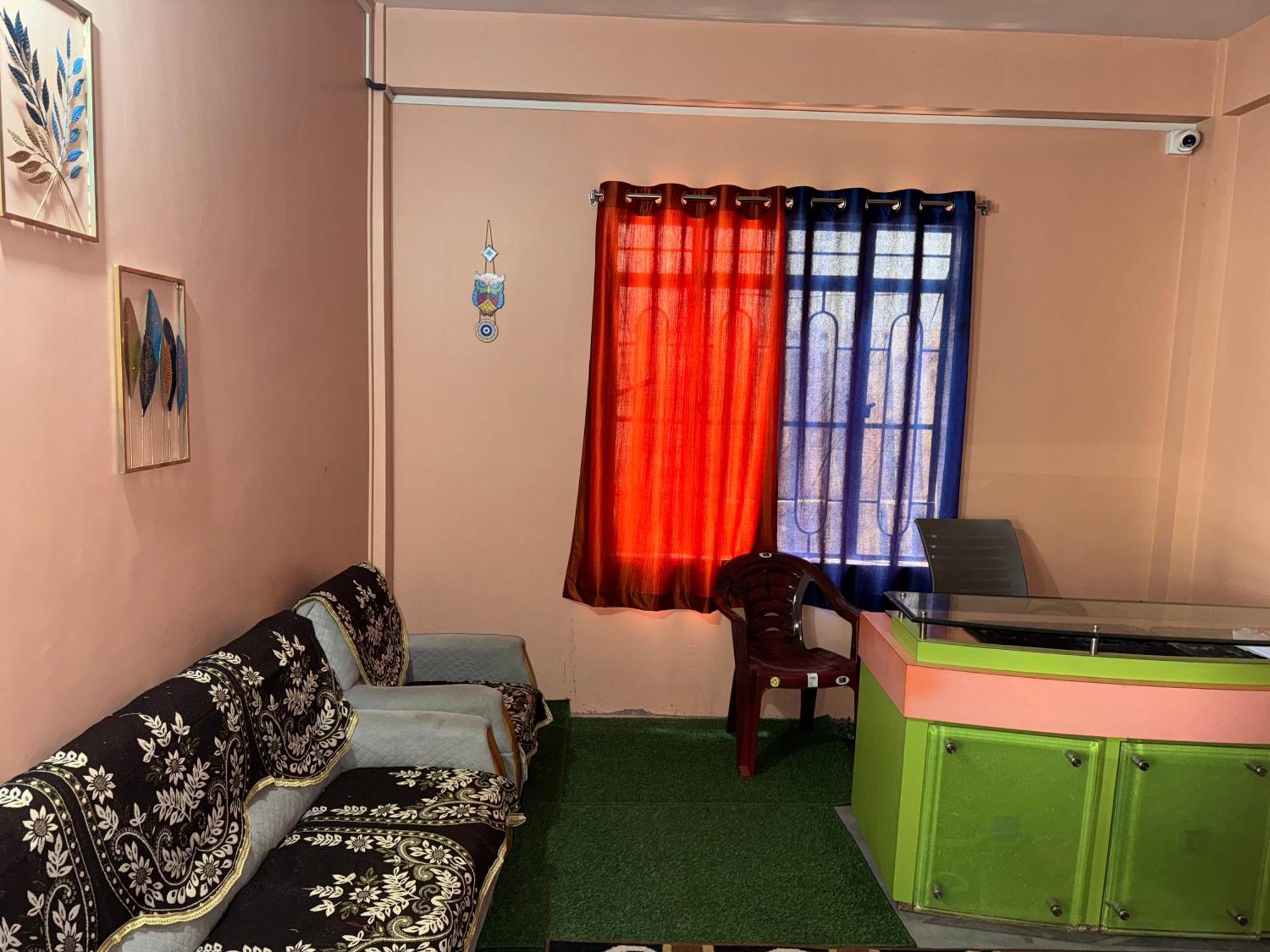 Xtsy Travellers Hostel 실롱 외부 사진
