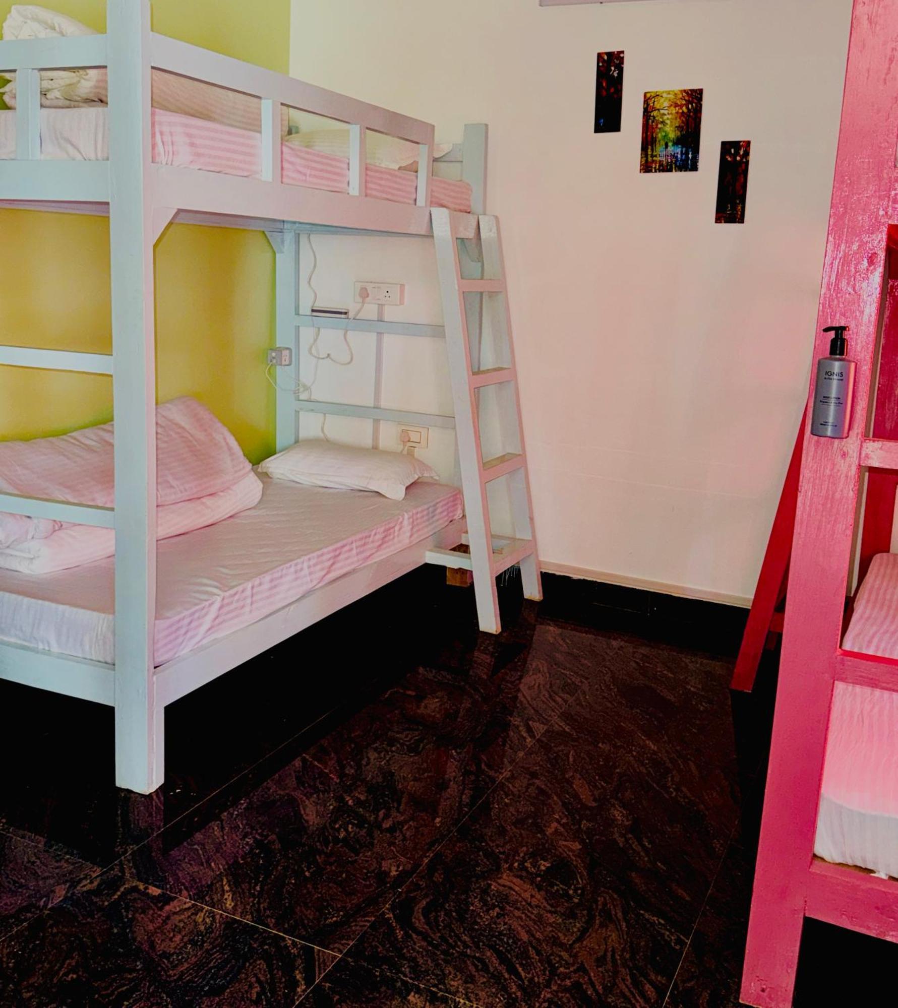 Xtsy Travellers Hostel 실롱 외부 사진